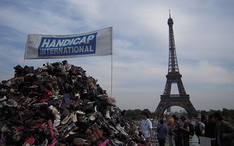 3-4-Pyramide_de_chaussures_Handicap_International
